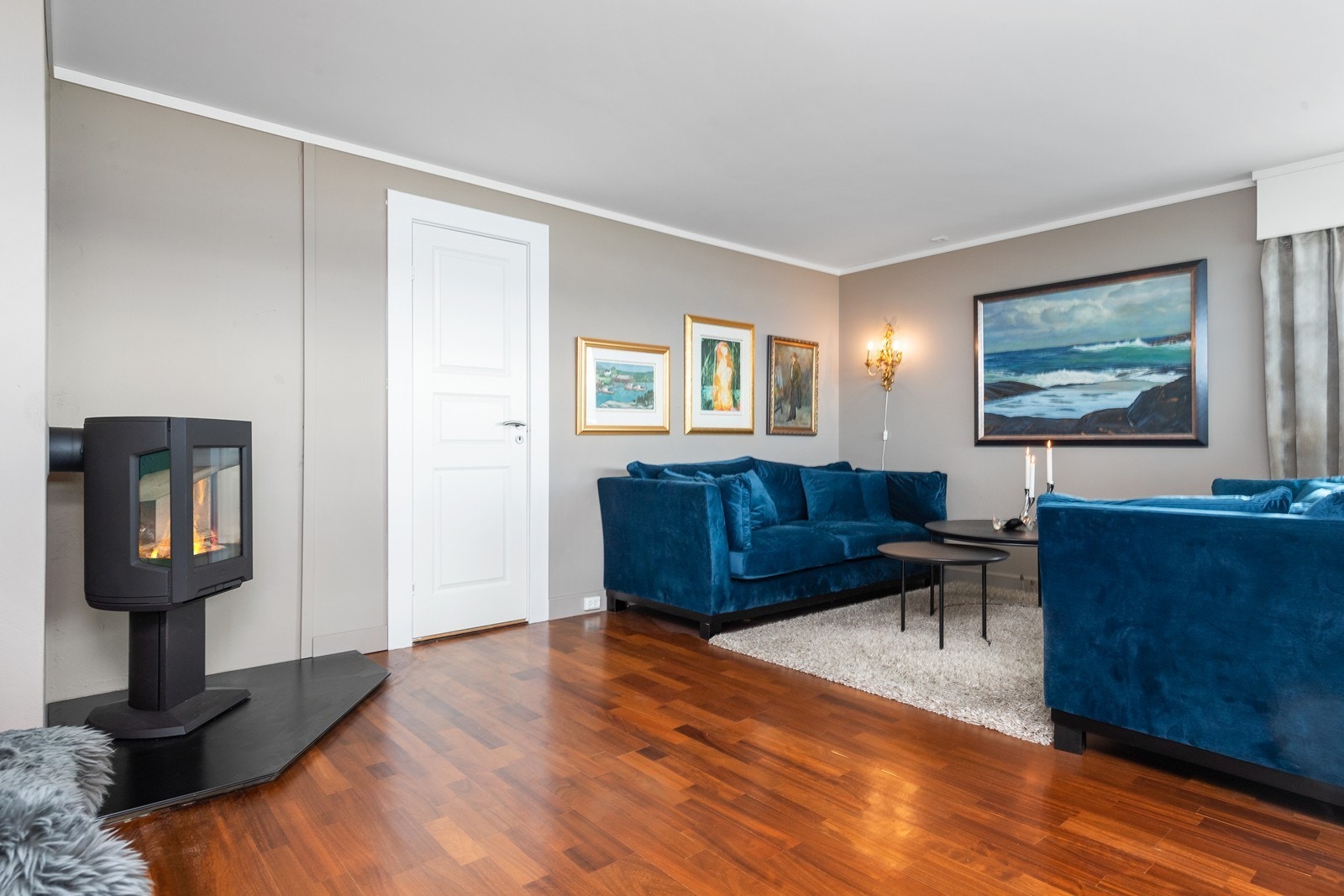 TV-stue/bibliotek mot øst i 1. etasje Galleribilde