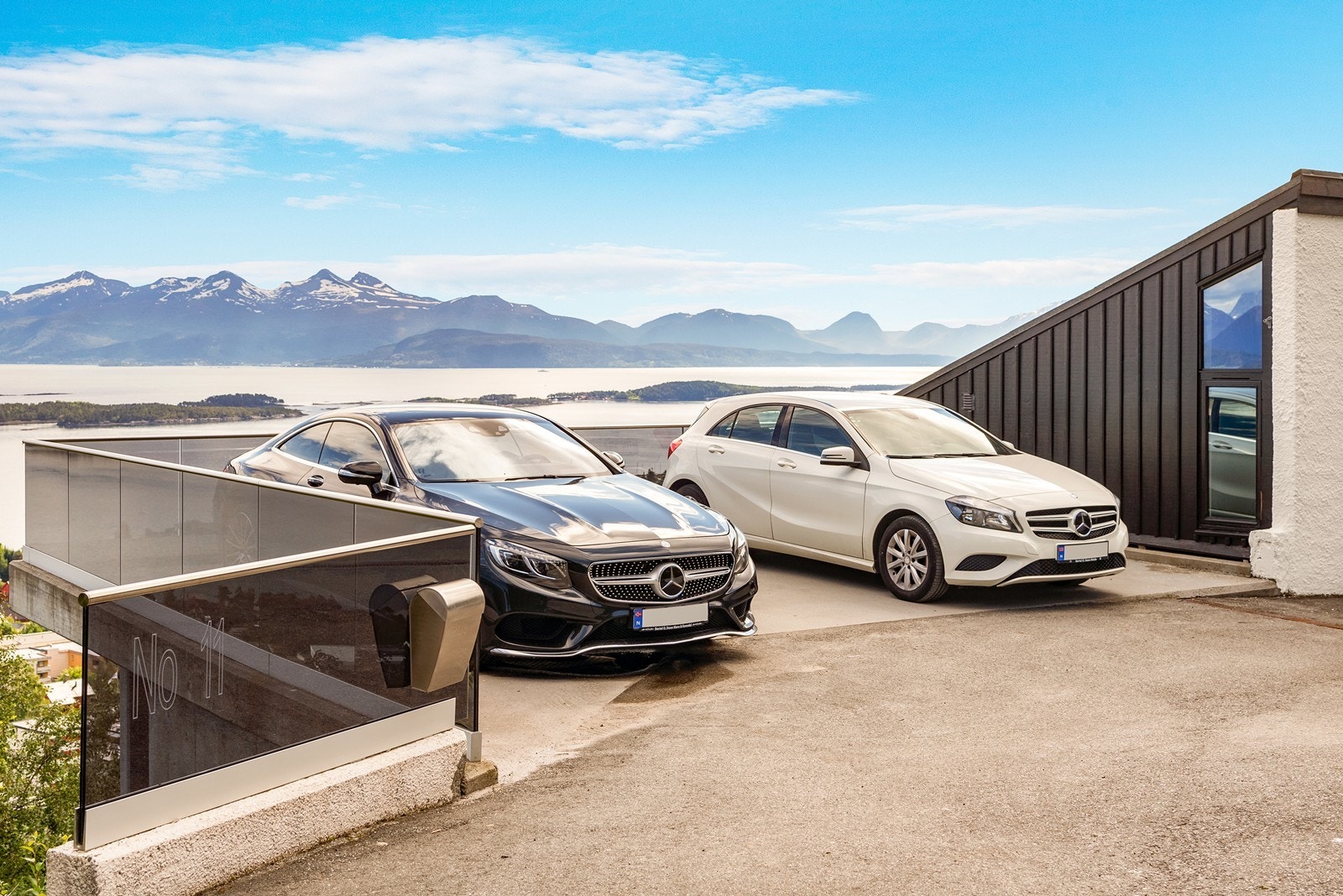 Parkeringsdekke med plass til tre biler. Galleribilde