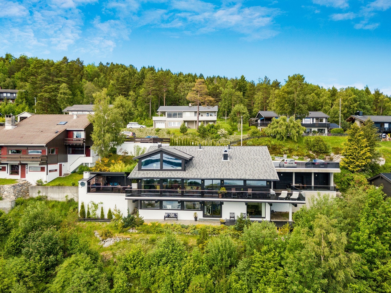 Eneboligen går over 3 plan. Fra alle plan er det enestående utsikt! Galleribilde