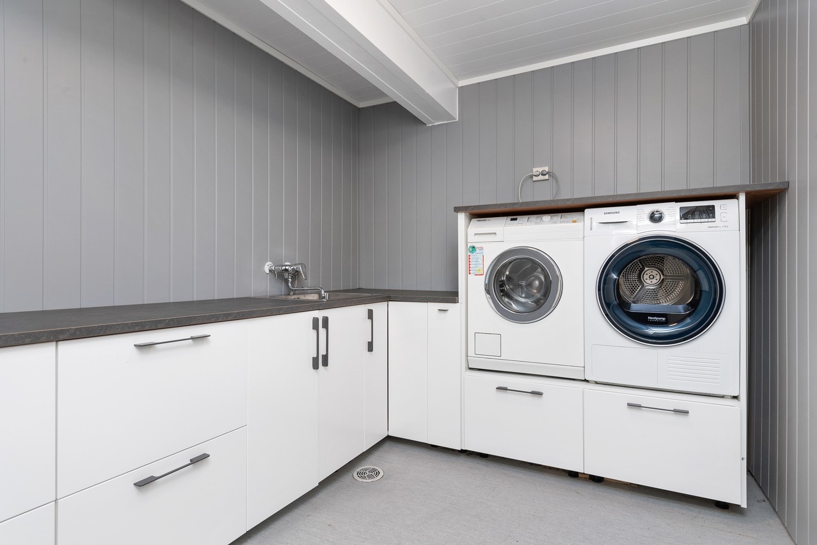 Nyoppusset vaskerom med praktisk innredning i kjeller Galleribilde