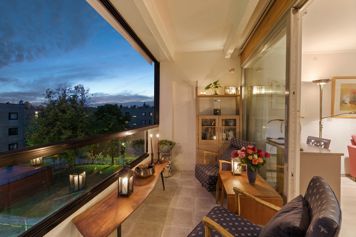 Solrik balkong på ca 10kvm. Balkongen er belagt med fliser fra 200 Galleribilde