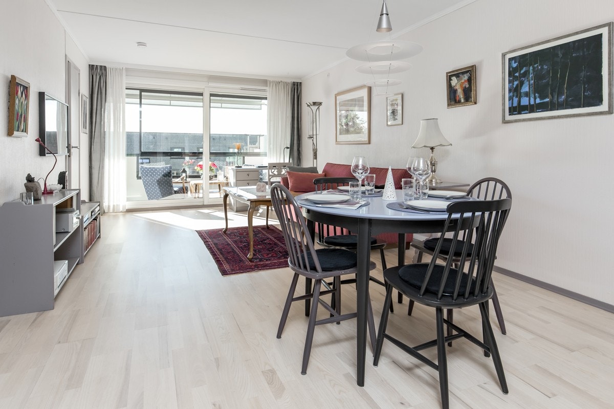 Lyst fint soverom med inngang til stort omkledningsrom. Galleribilde