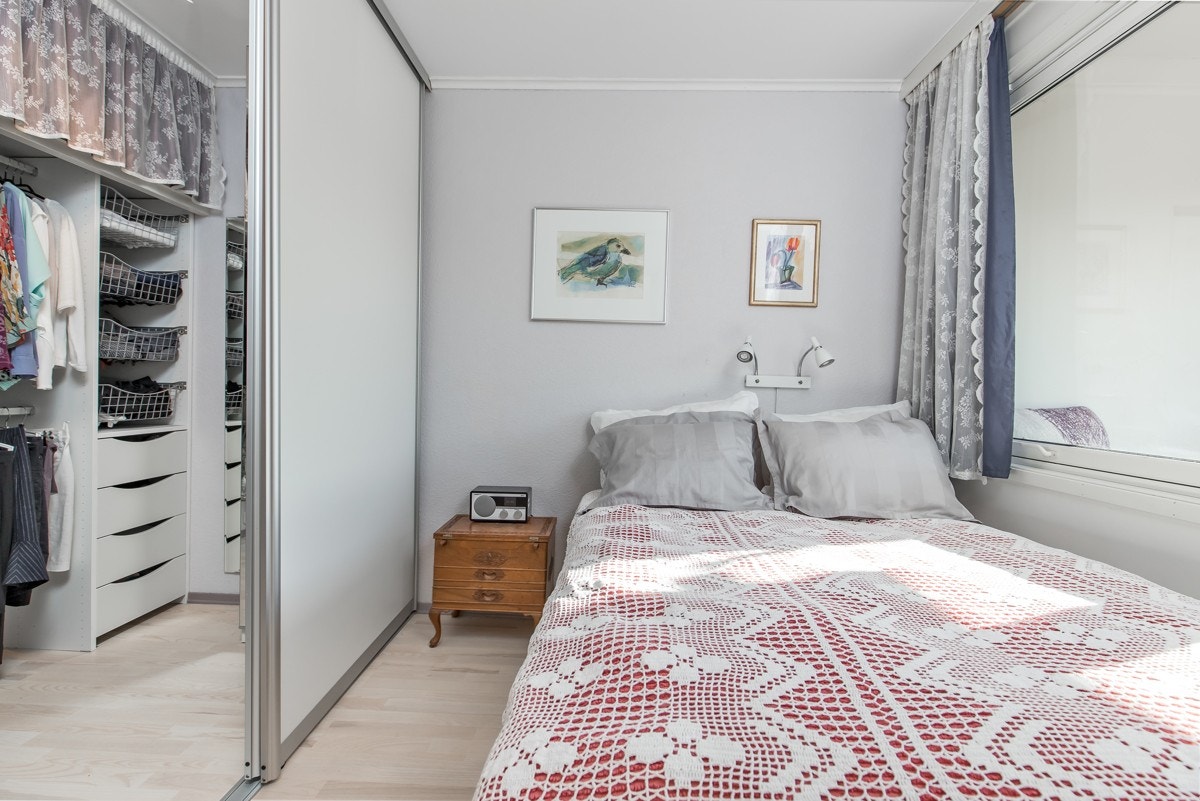 Lyst fint soverom med inngang til stort omkledningsrom. Galleribilde