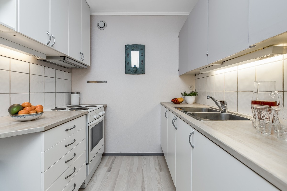 Delvis åpen kjøkkenløsning ut mot stuen Galleribilde