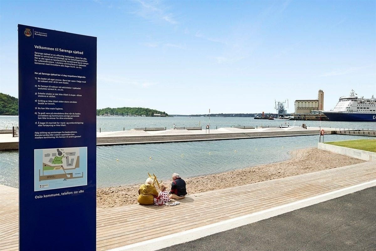 Sørenga Bad er en kort sykkeltur unna ved. Leiligheten har en unik beliggenhet med spennende Sørenga og Barcode på den ene siden og sjarmerende Gamlebyen på den andre. Galleribilde