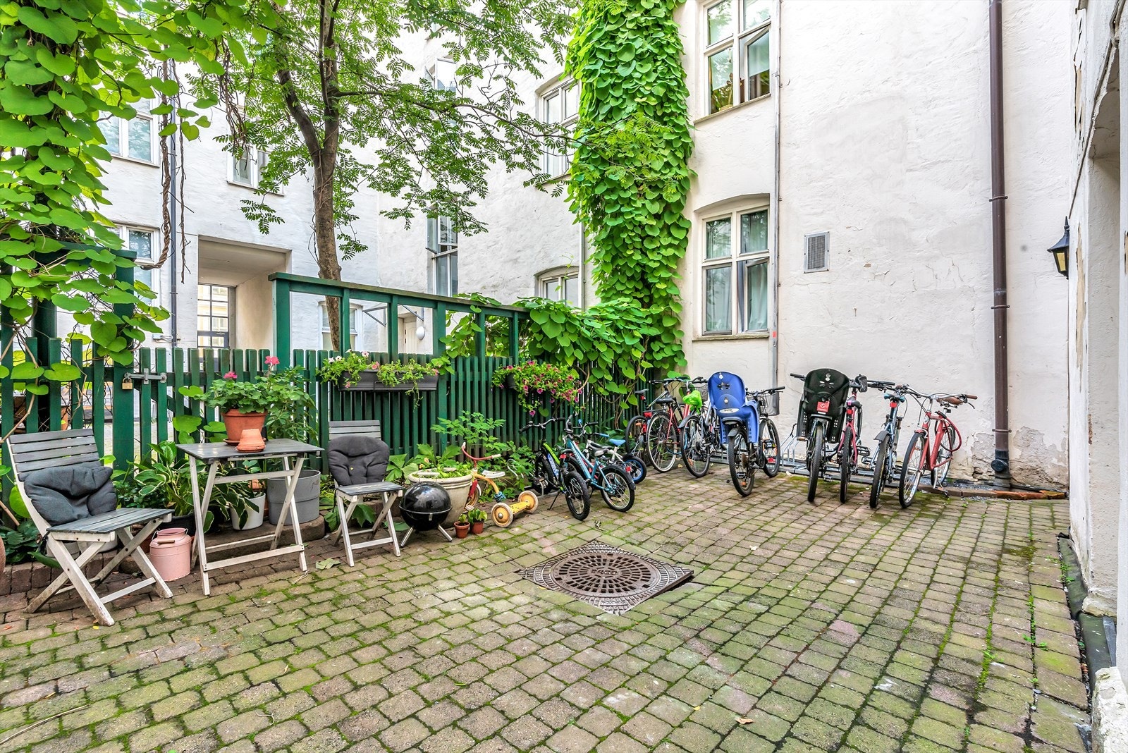 Hyggelig bakgård med sitteplasser for beboerne. Galleribilde