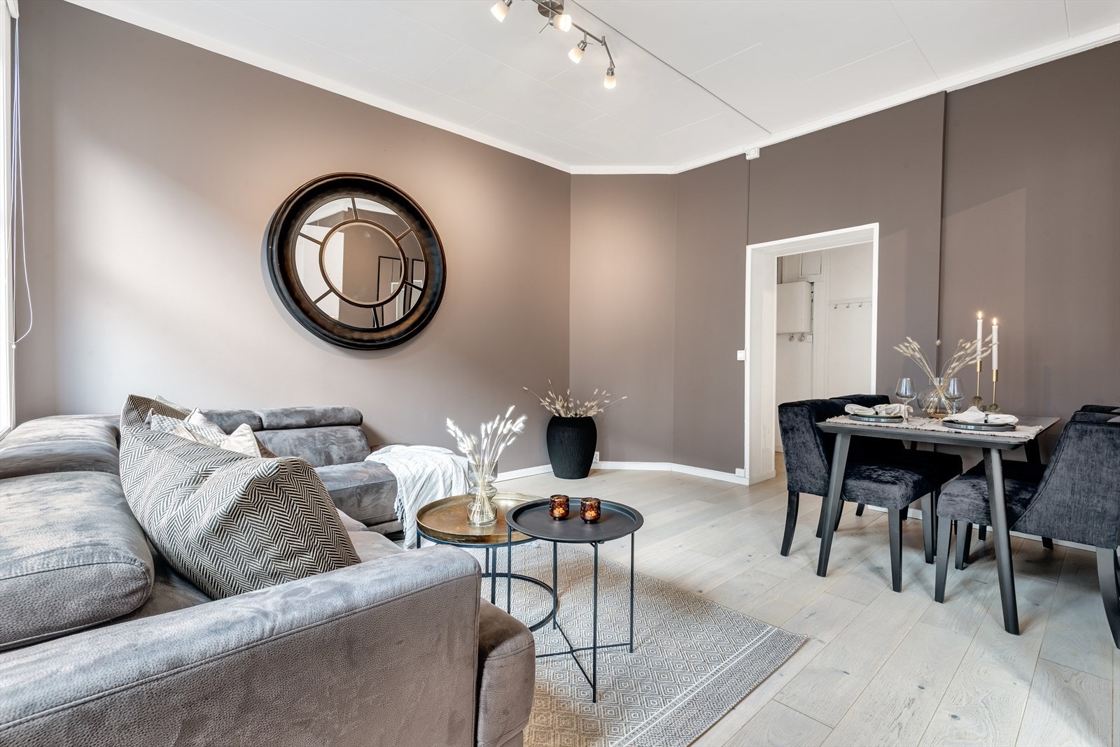 Stuen går i vinkel mot åpen kjøkkenløsning og kan innredet med sofagruppe og spiseplass. Galleribilde