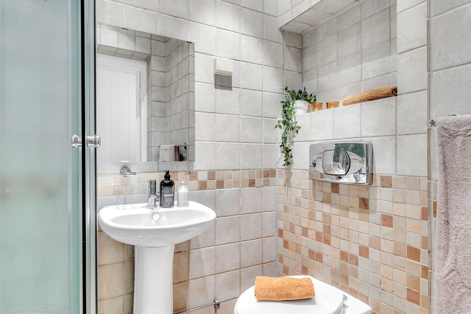 Badet er utstyrt med dusjkabinett (2016), vegghengt wc, søyleservant og opplegg for vaskemaskin. Galleribilde