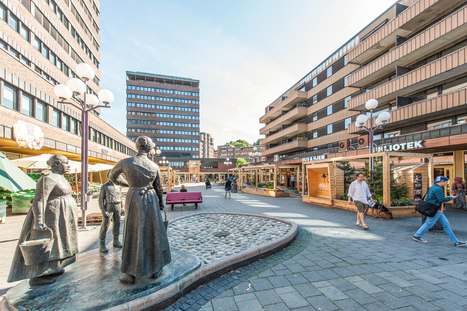 Tøyen Torg med masse spennende restaurant konsepter, barer, matbutikker, fruktbutikker, sushi restaurant mm. Galleribilde