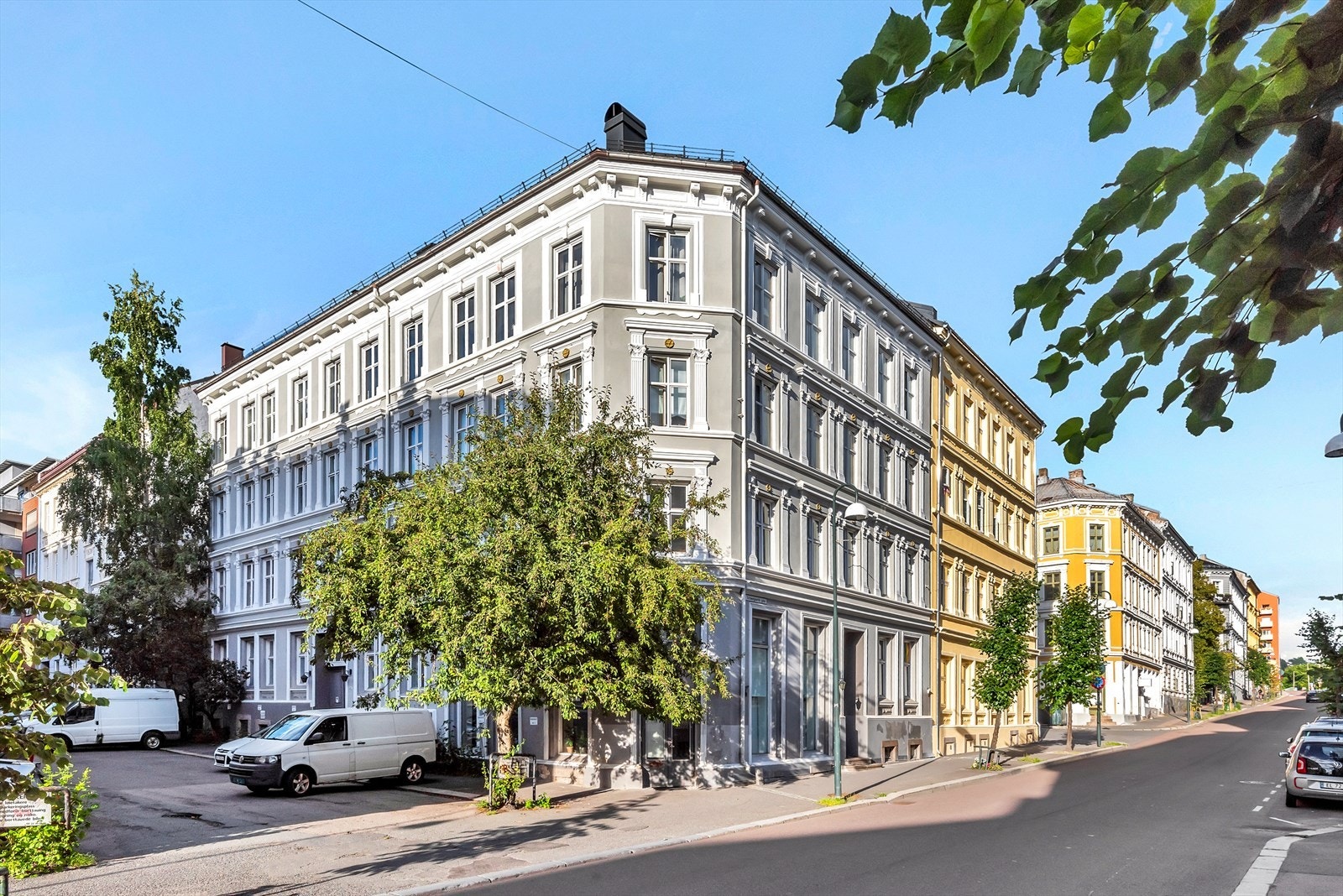 Området består hovedsakelig av klassisk bygårdsbebyggelse. I umiddelbar nærhet finner du store, flotte grøntområder som inviterer til rekreasjon og hygge. En kort spasertur unna finner du Kampen og Vålerenga. Galleribilde