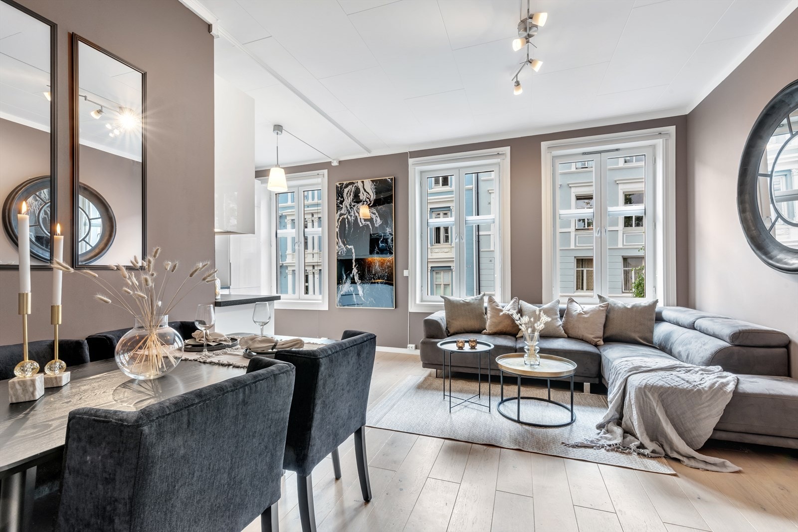 Stuen er lys og luftig med god takhøyde og store vindusflater. Galleribilde