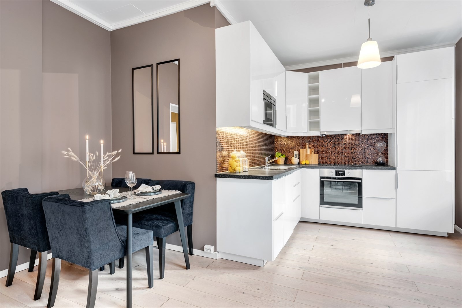 Kjøkkenavdelingen har åpen løsning mot stuen hvor det er naturlig plass til spisebord. Lekker kjøkkeninnredning med integrerte hvitevarer. Galleribilde