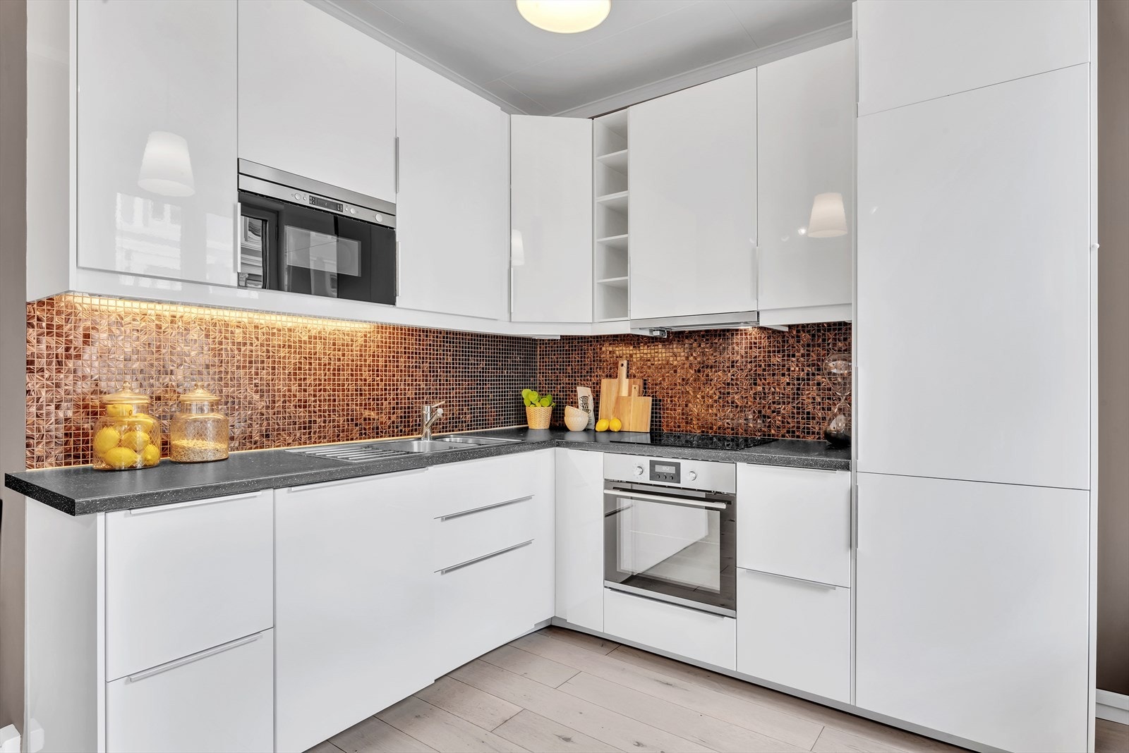 I innredningen er det integrerte hvitevarer som komfyr, platetopp, mikro, oppvaskmaskin og kjøle-/fryseskap. Galleribilde