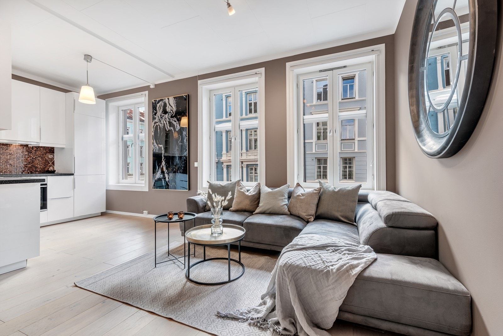 Meget lys og romslig hjørneleilighet med god arealutnyttelse. Leiligheten holder en god standard. Galleribilde