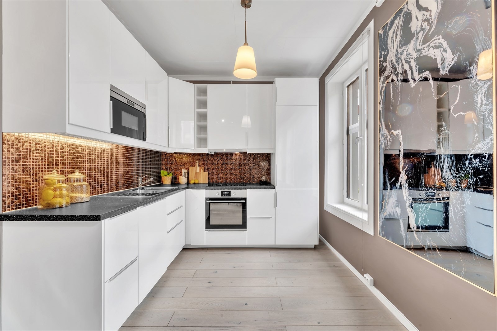 Romslig leilighet med god planløsning og klassiske detaljer, som generøs himlingshøyde og store vindusflater, og samtidig moderne og tiltalende interiør. Galleribilde