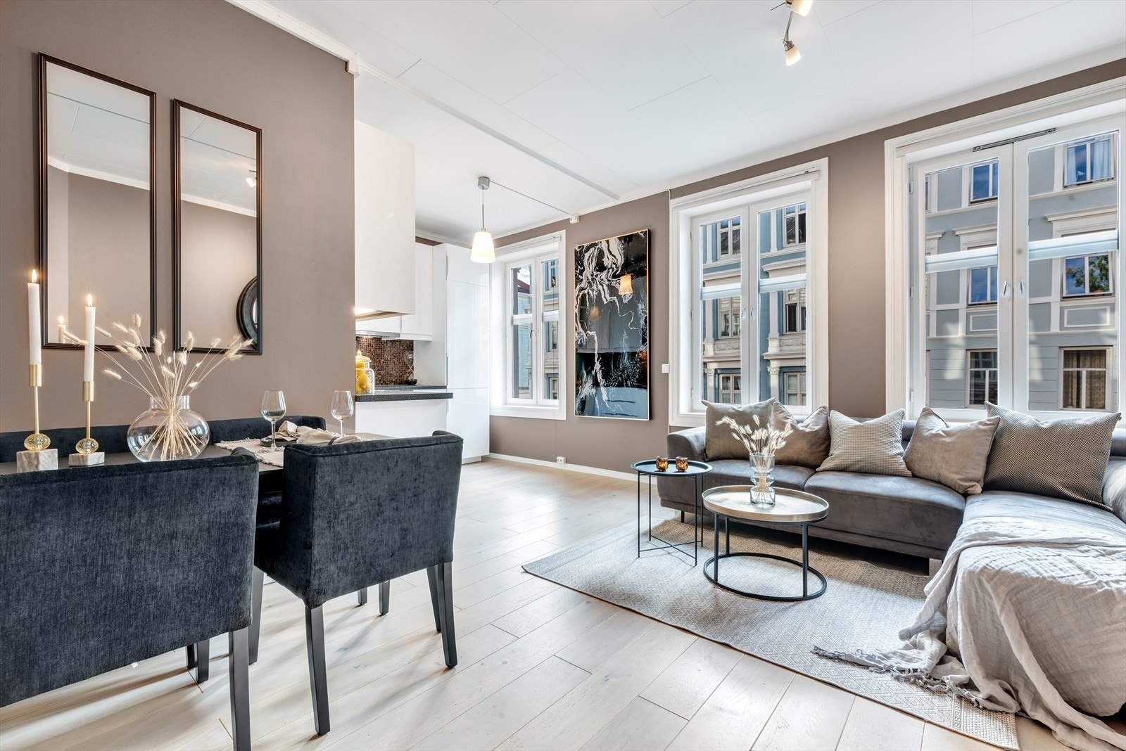 Lys og luftig stue med god planløsning. Plass til stor sofagruppe og spisebord. Galleribilde