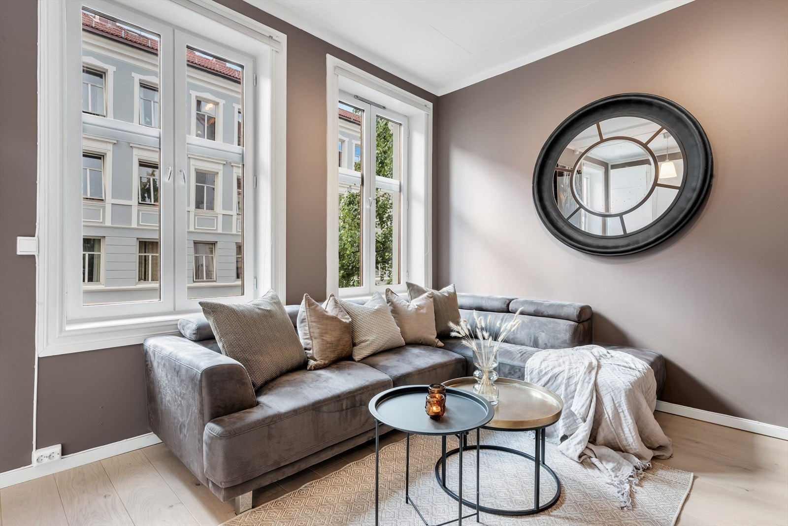 Veggene er nymalt i en dus og tidsriktig farge, komplementert av vakker eikeparkett på gulvene. Galleribilde