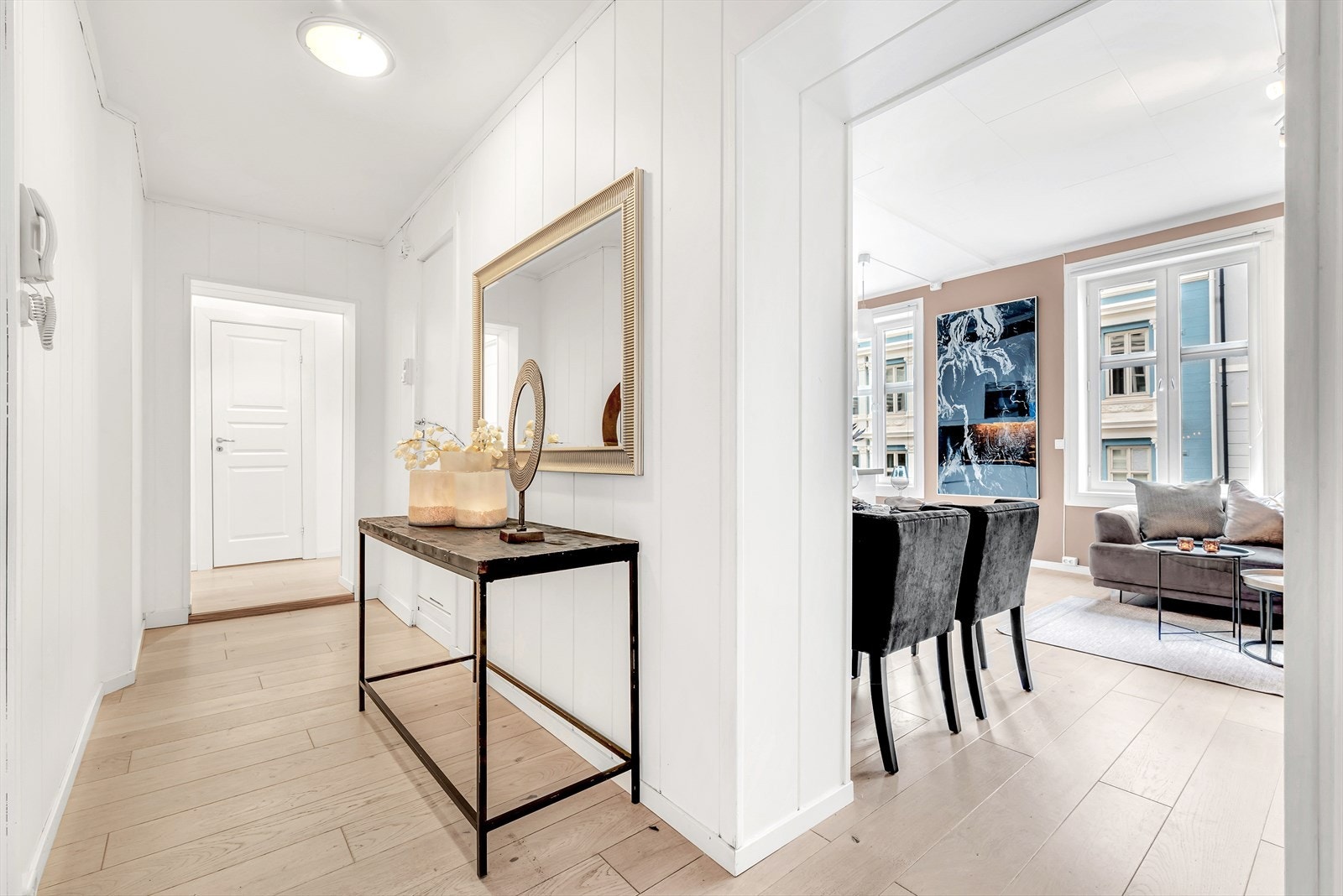 Her kommer du inn i en lys og langstrakt gang med flere muligheter for oppbevarings- og garderobeløsninger. Galleribilde