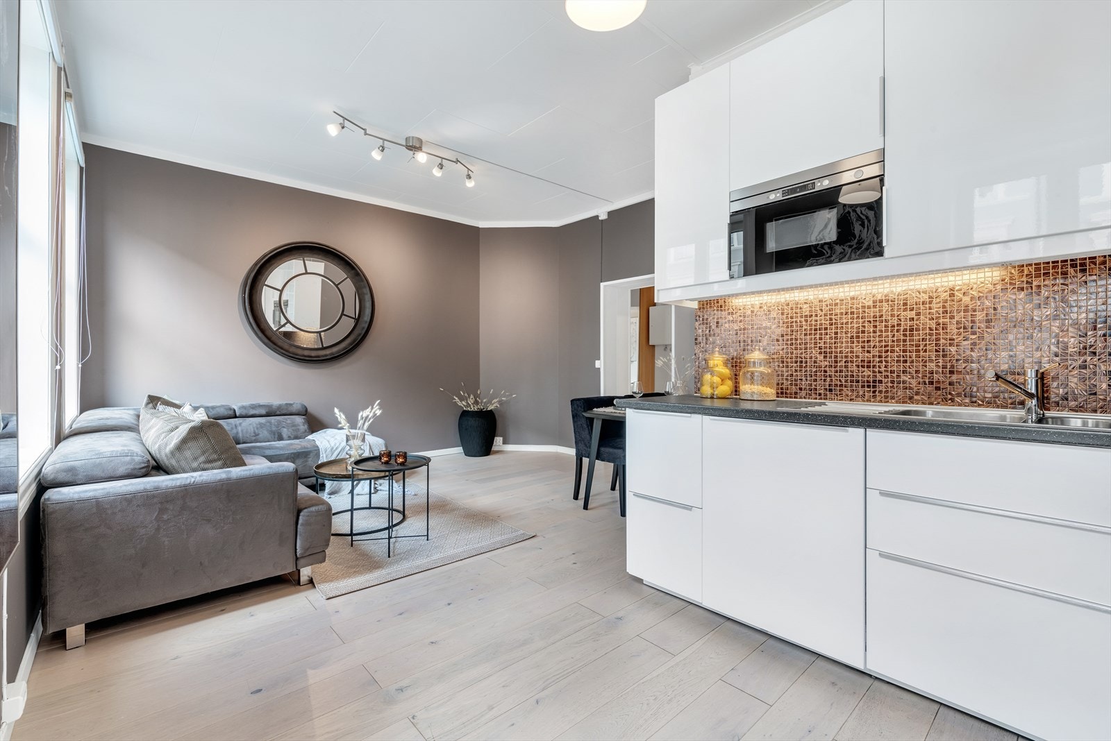 Kjøkkenet ble pusst opp i 2016 og har hvite høyglans-fronter og laminerte benkeplater. Galleribilde