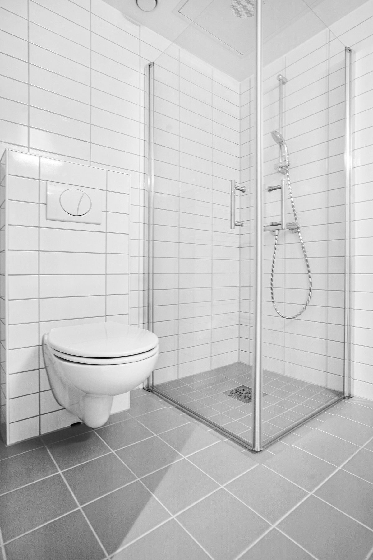 Komplett flislagt bad med varmekabler i gulv og downlights i himling