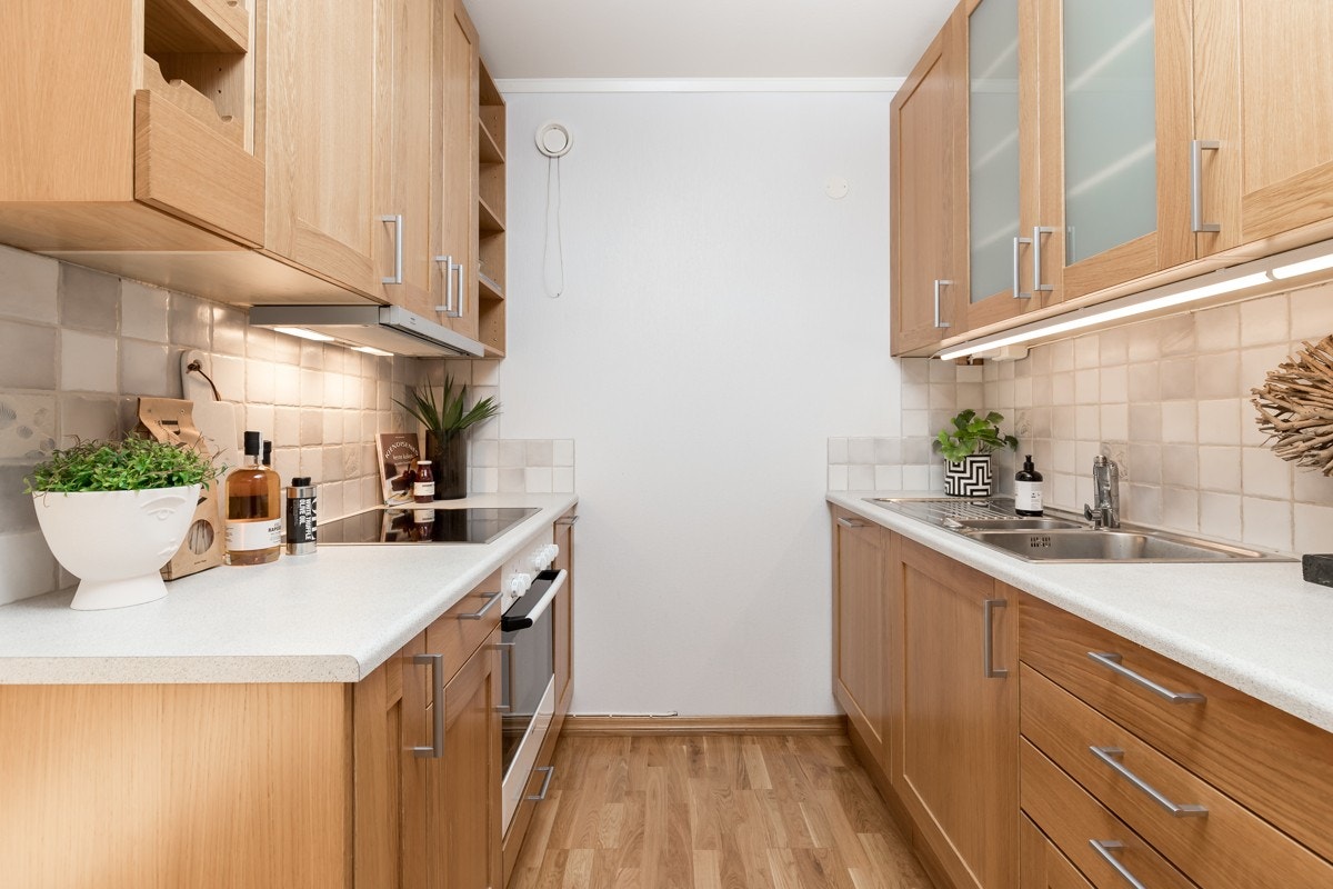 Delvis åpent kjøkkenløsning ut mot stue Galleribilde