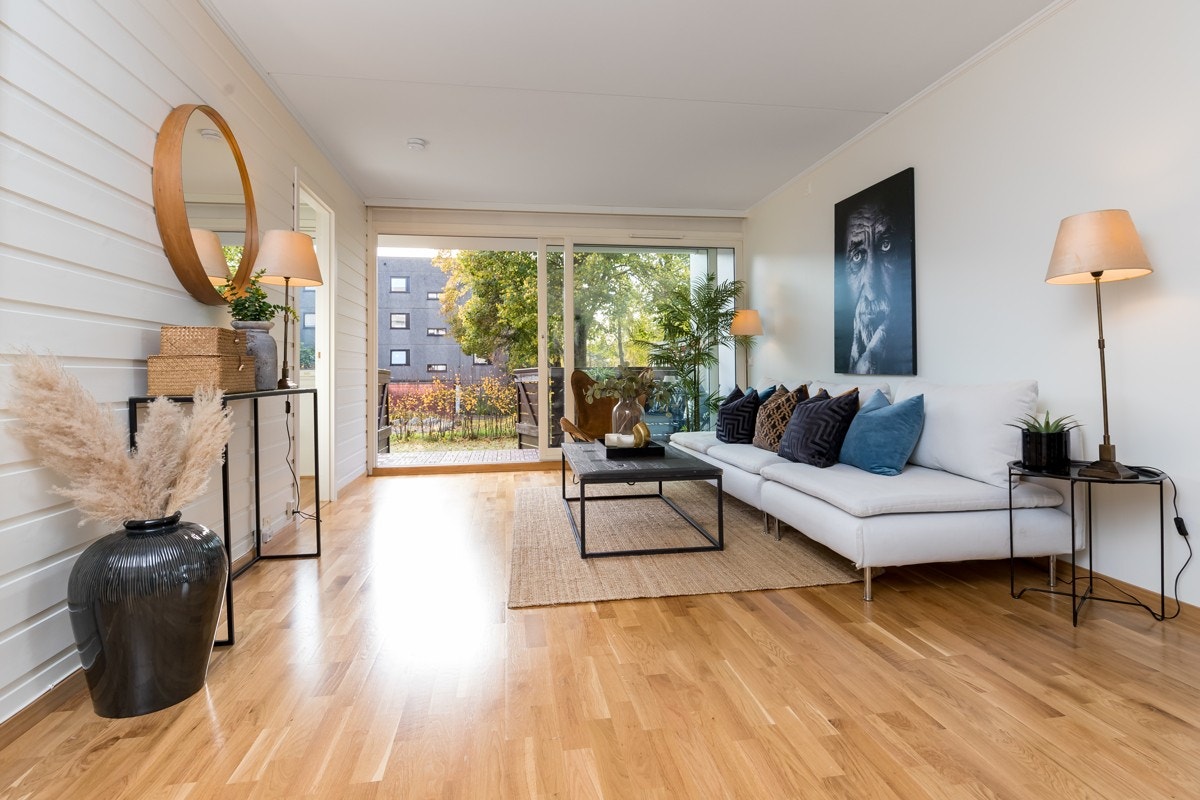 Stor og lys stue med utgang til terrassen Galleribilde