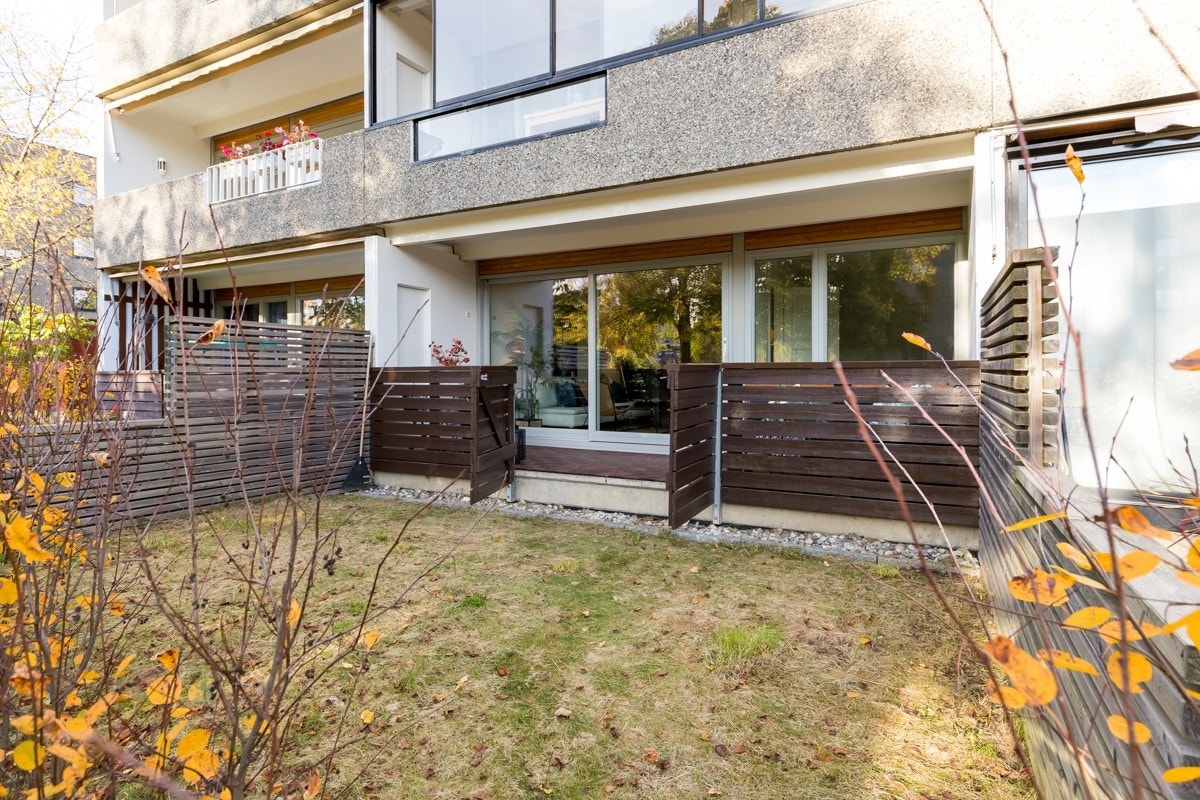 Adkomst til terrasse fra stue, på ca.12.m². Fra terrasse er det adkomst til hage. Galleribilde