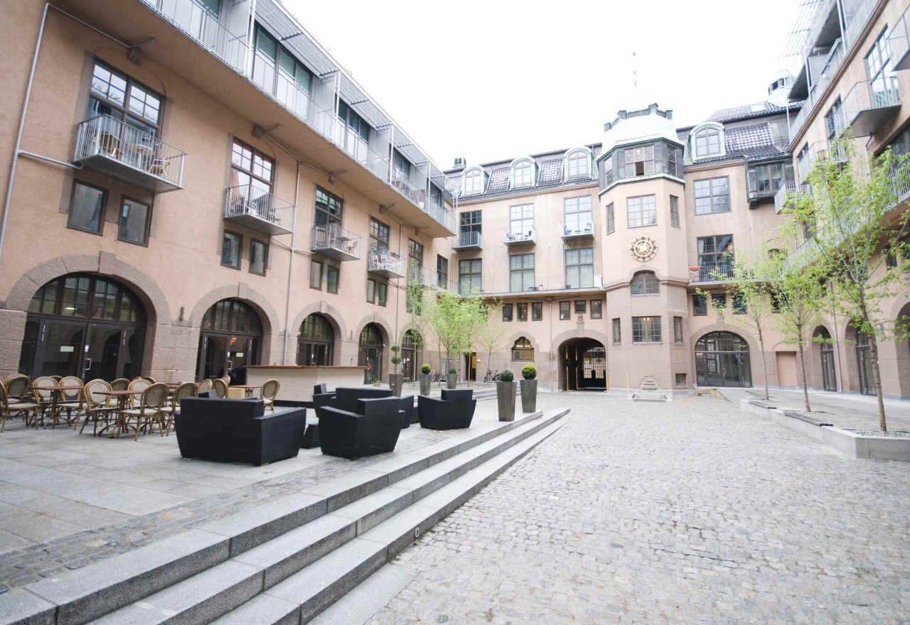 Inne i bakgården Galleribilde