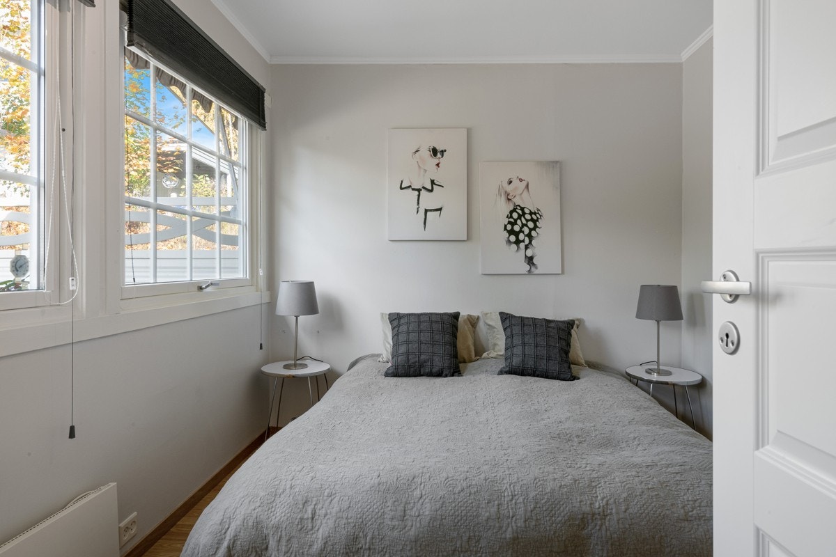 Leilighetens soverom er holdt i lyse farger og er av god størrelse. Galleribilde