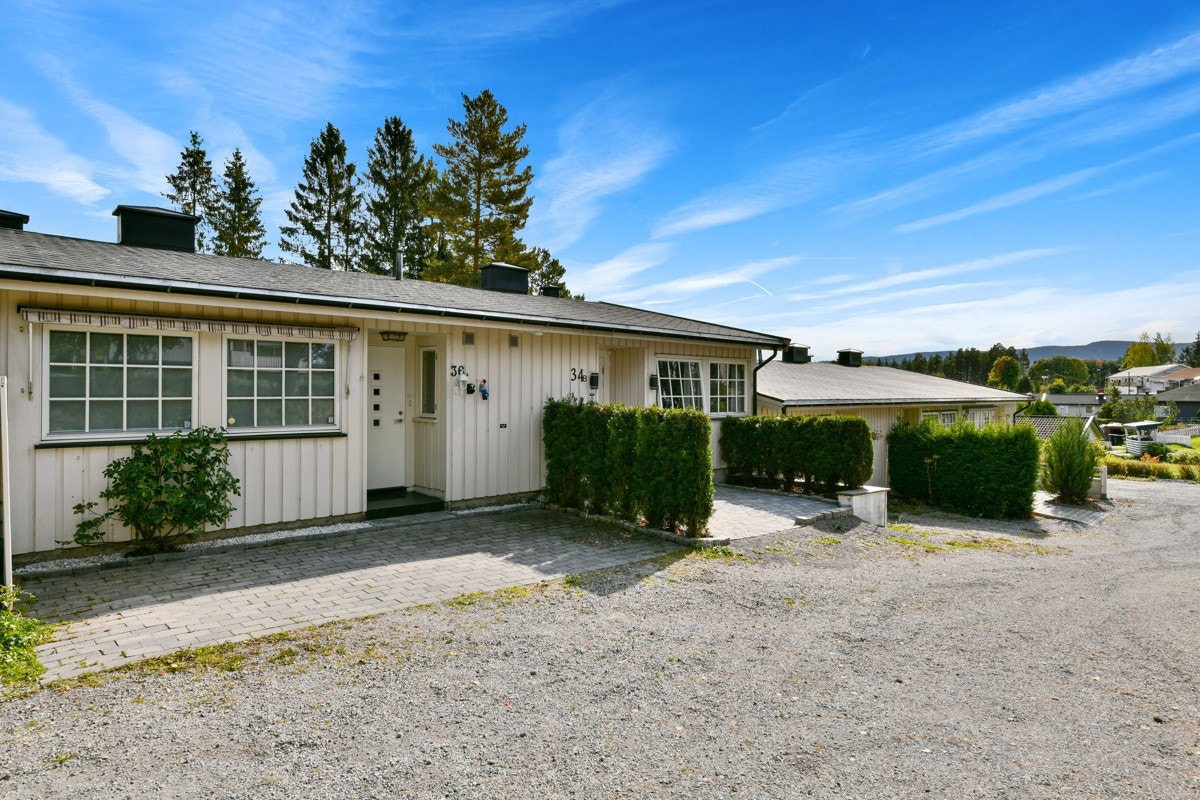 Kongleveien 36 A er en innbydende 2-roms andelsleilighet i rekke, som kan skilte med spesielt gode uteområder med mye sol og boltreplass. Galleribilde
