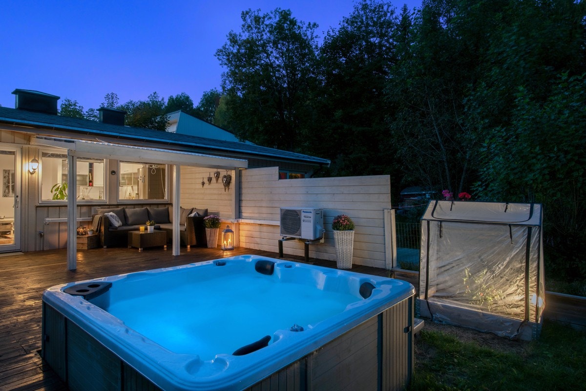 Kvelden kan nytes under stjernene i det varme boblebadet. Galleribilde