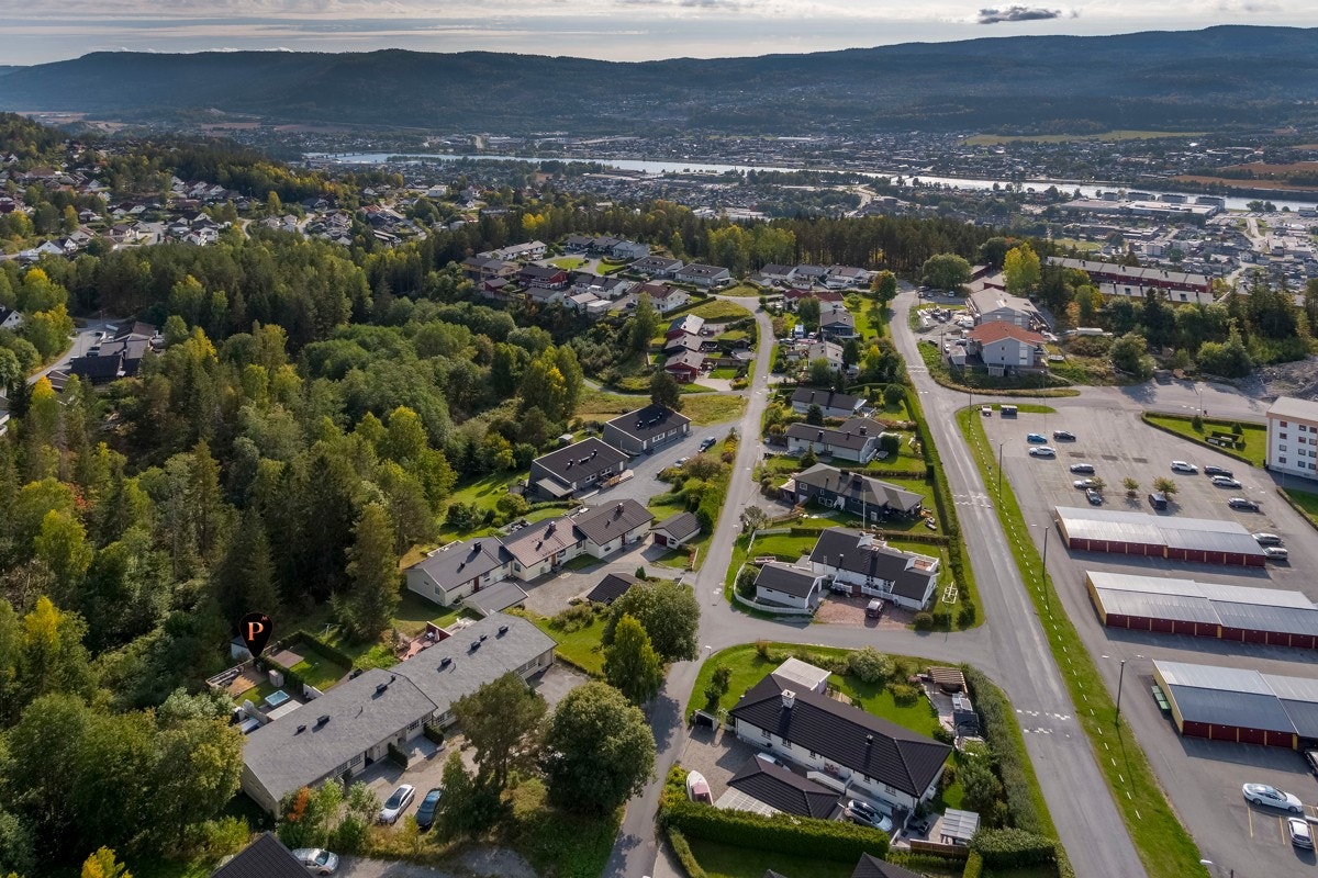 Det er også kort vei til Mjøndalen stasjon. Ved å benytte bil tar det ca. 5 min til Mjøndalen, 20 min til Drammen sentrum, 34 min til Kongsberg, samt 53 min til Oslo S. Galleribilde