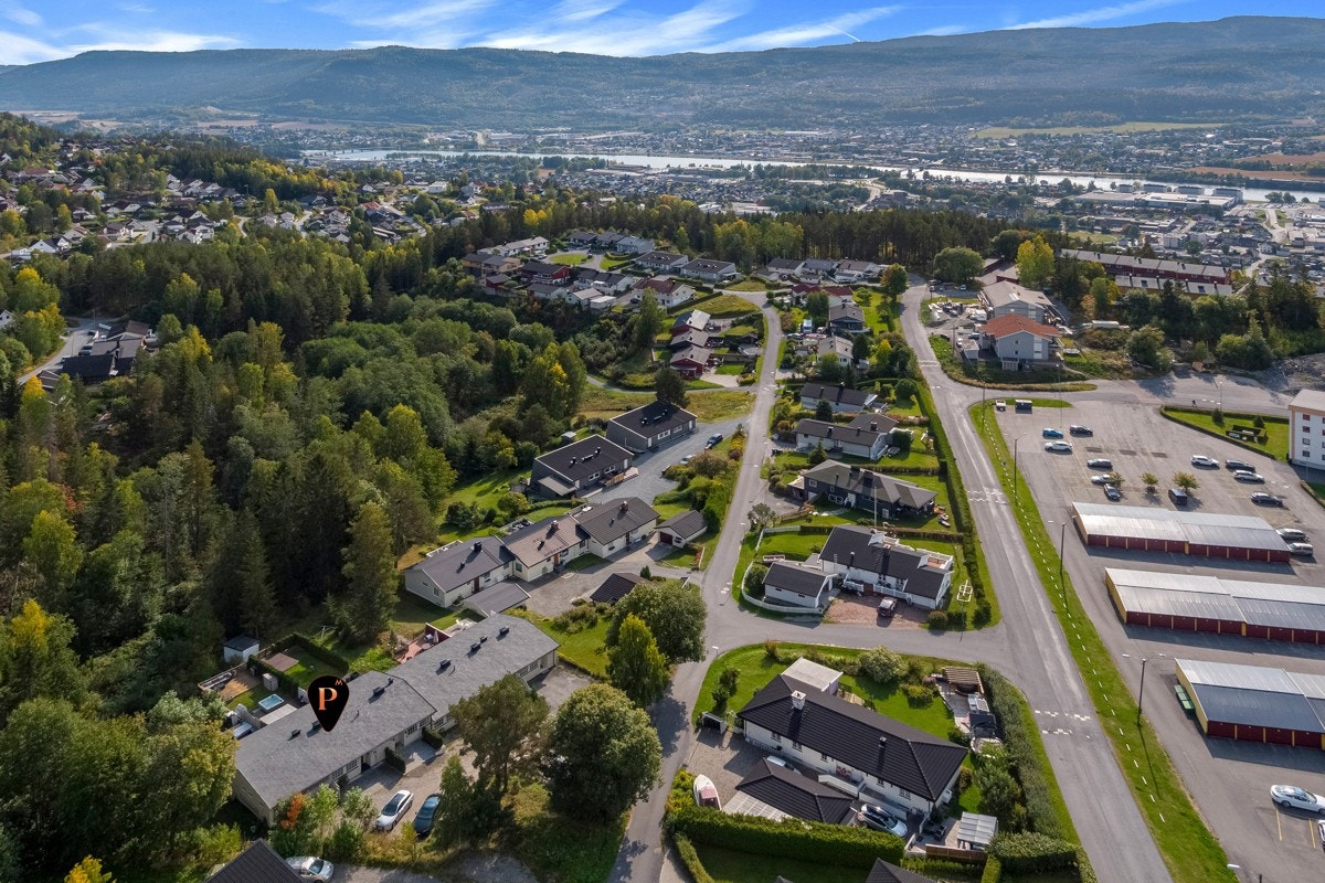 Leiligheten ligger i et rolig og attraktivt boligområde på Hovjordet i Krokstadelva i Drammen kommune. Galleribilde