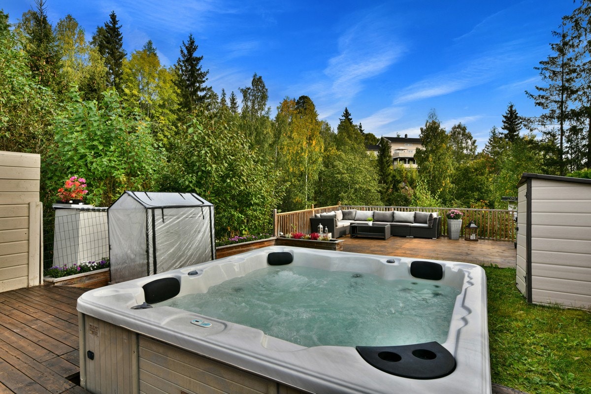 Jacuzzien er innfelt i terrassen. Galleribilde