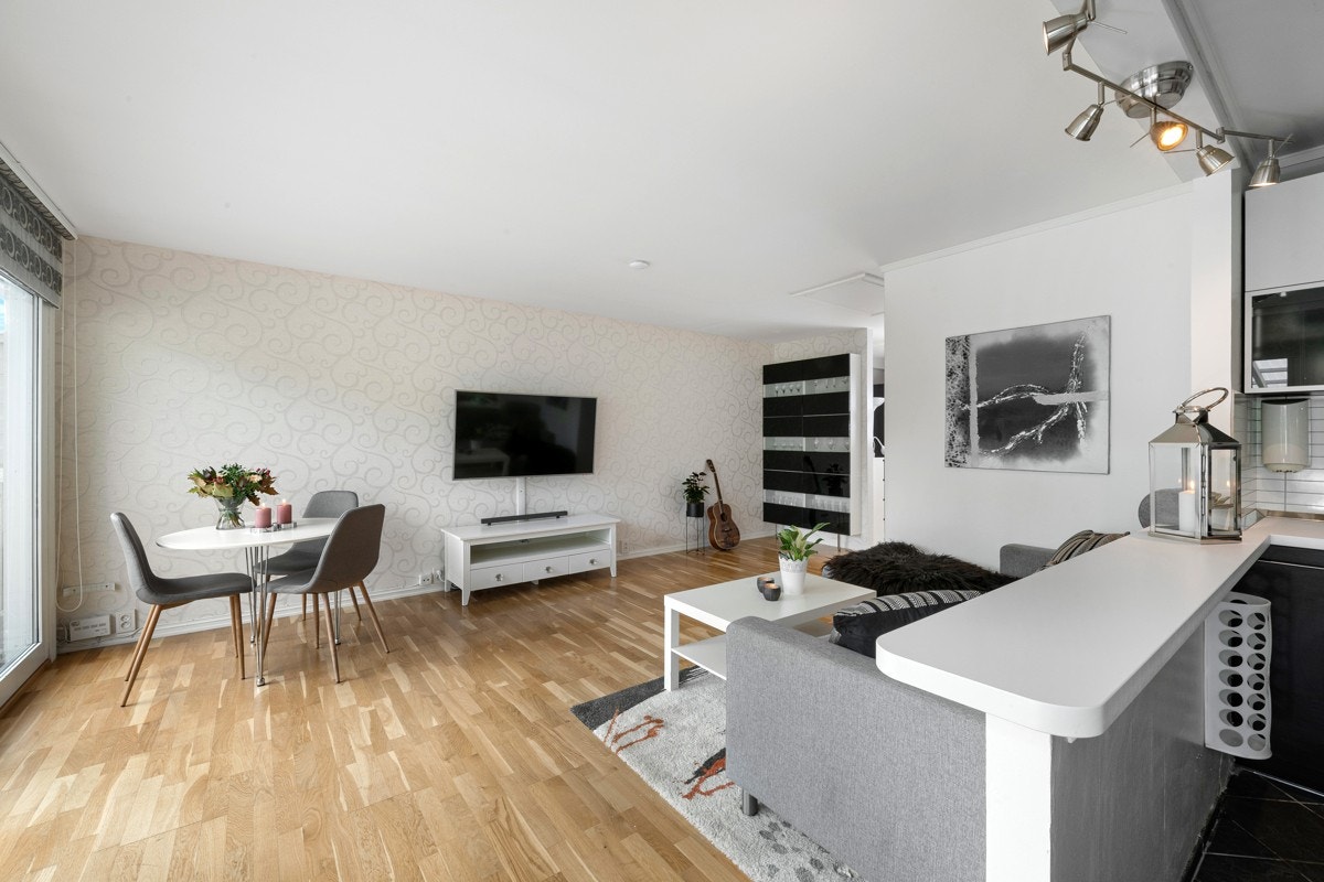 Den innbydende stuen ligger i åpen løsning med kjøkkenet. Galleribilde