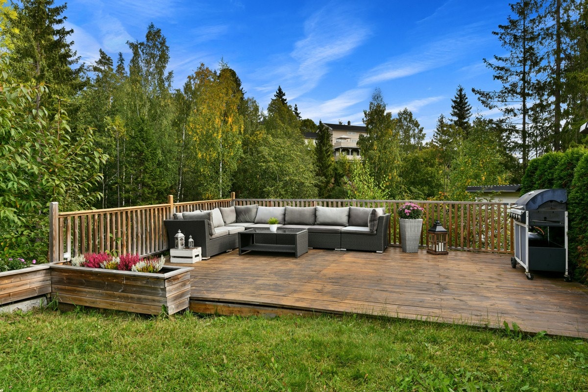 Romslig og solrik terrasse. Galleribilde