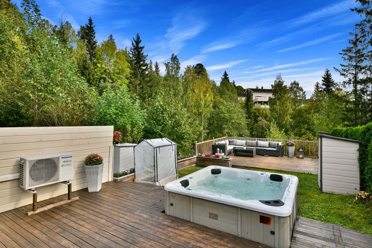 Den har levegger mot nabo, samt et innfelt Jacuzzi, noe som gjør seg året rundt! Galleribilde