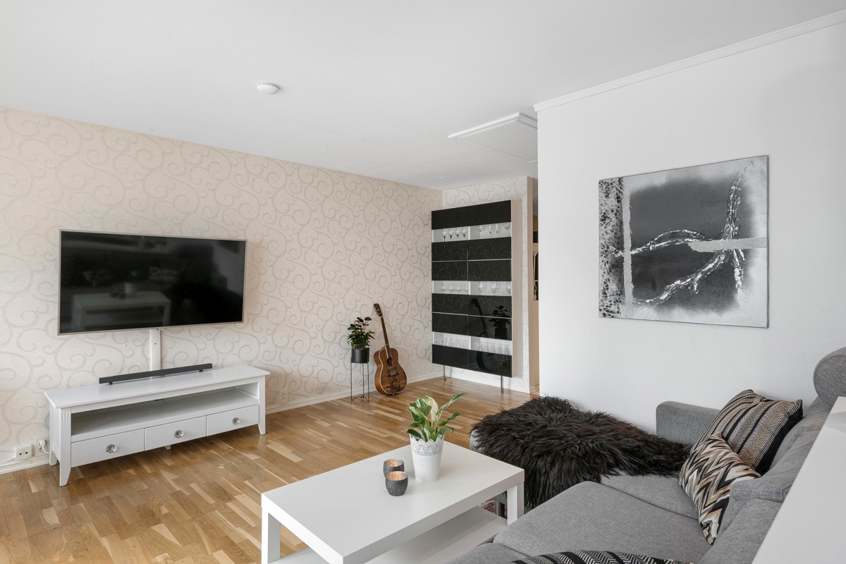 Stuen har fin plass til både sofaløsning og spisegruppe. Galleribilde