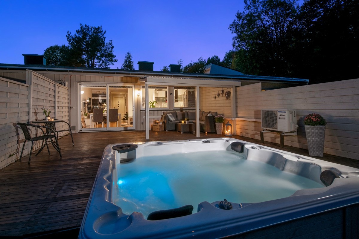 Jacuzzi i hagen hvor lange høstkvelder kan nytes. Galleribilde