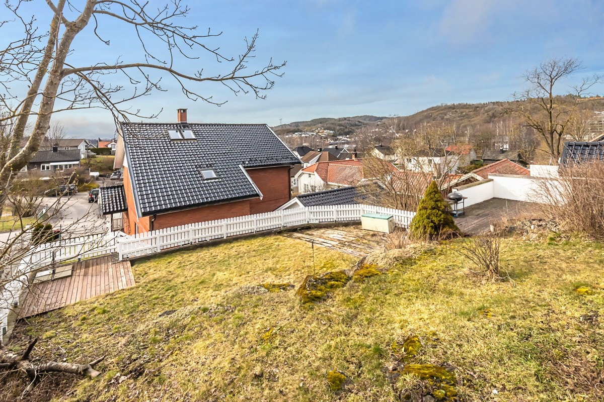 I den bakre delen av hangen har man laget nivåer slik at man kommer opp bak huset og har god utsikt og flotte solforhold. Galleribilde