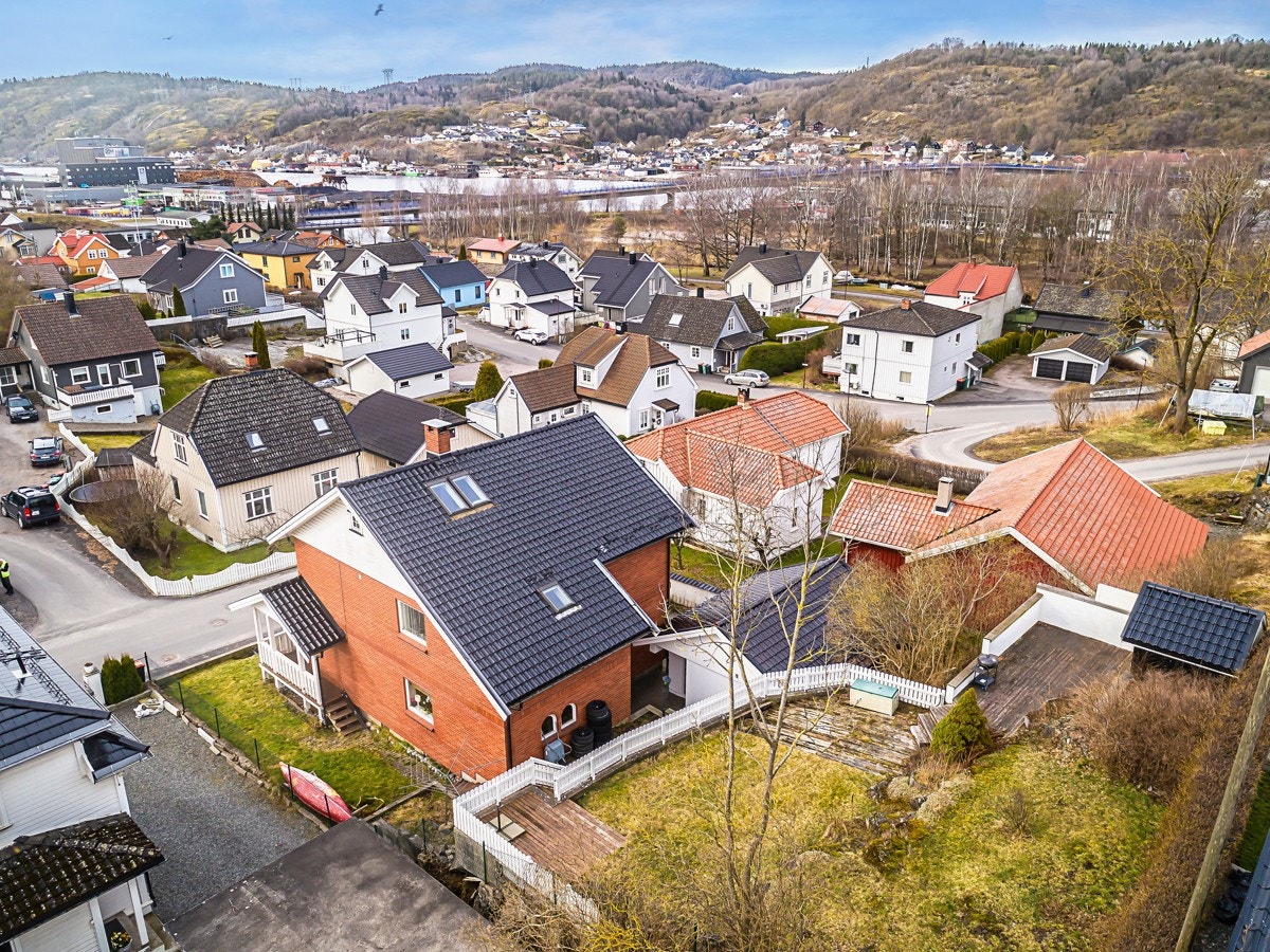 God bakhage opparbeidet med støttemurer og blanding av gress og naturtomt. Galleribilde