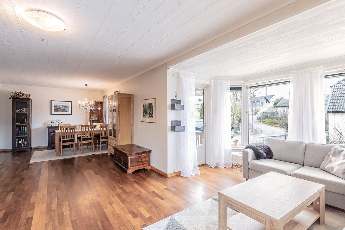 Godt med vinduer i stuen slik at det blir lyst og trivelig. Galleribilde