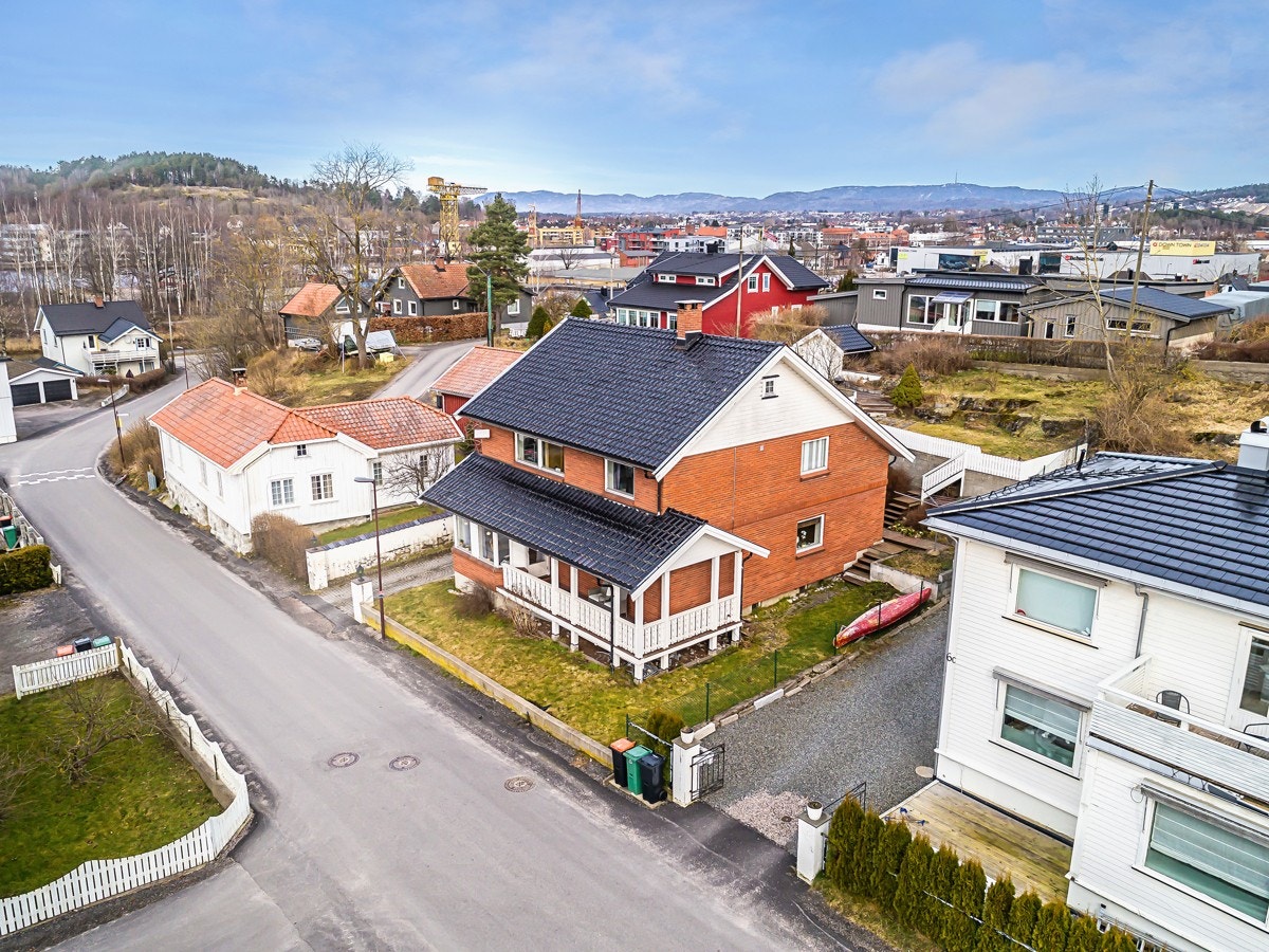 Boligen ligger i en rolig gate på Sundjordet i Porsgrunn. Galleribilde
