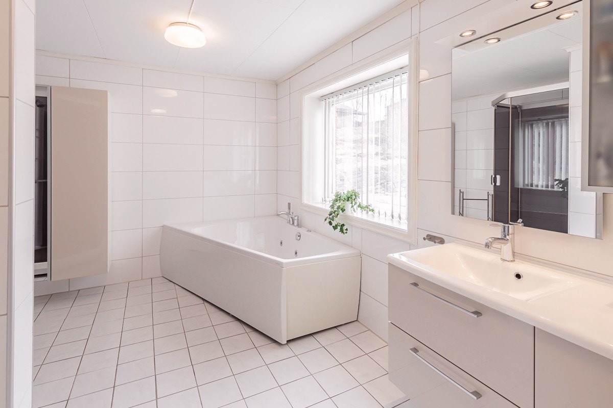 Meget romslig bad med boblekar, servant, wc og dusjkabinett. Oppgradert av forrige eier i 2008. Galleribilde