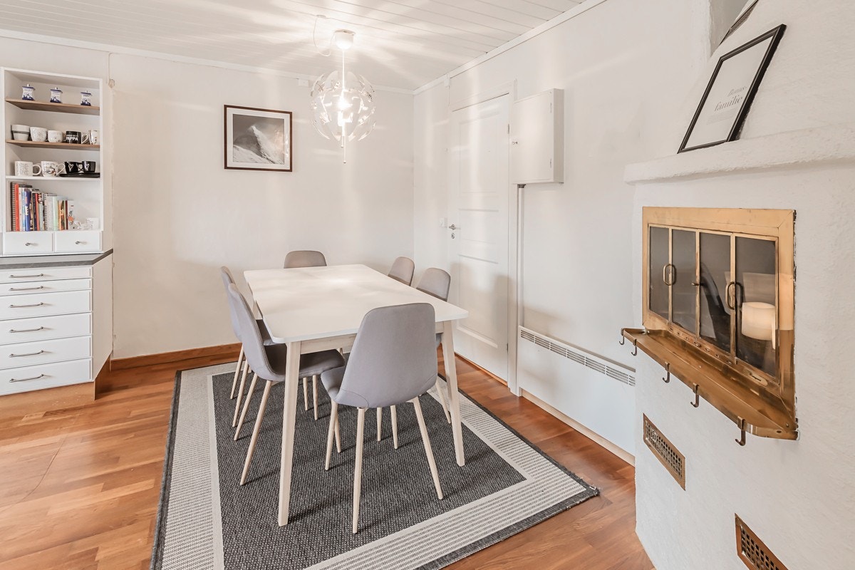 Kjøkken med god plass til spisebord. Peisinnsats for "kosefyring". Galleribilde