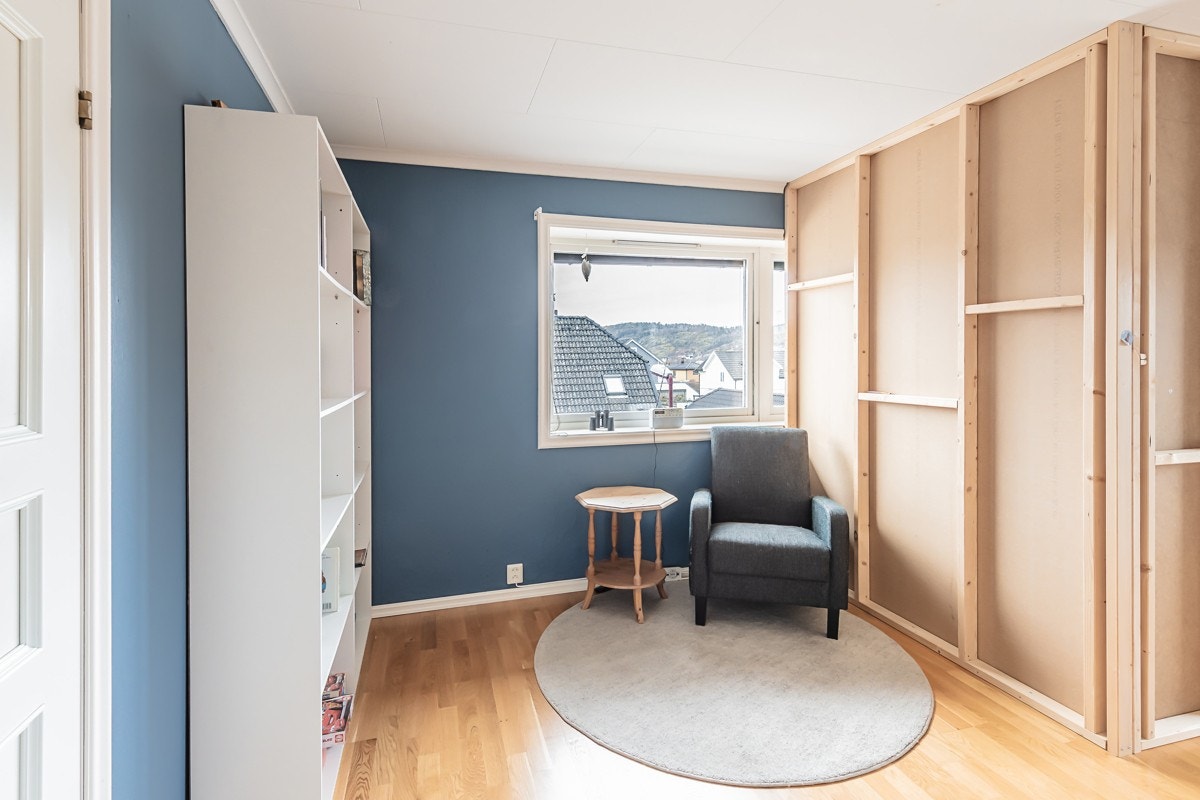 Gangen/tv-stuen i 2. etasjen. Her har eier påbegynt et garderoberom. Galleribilde