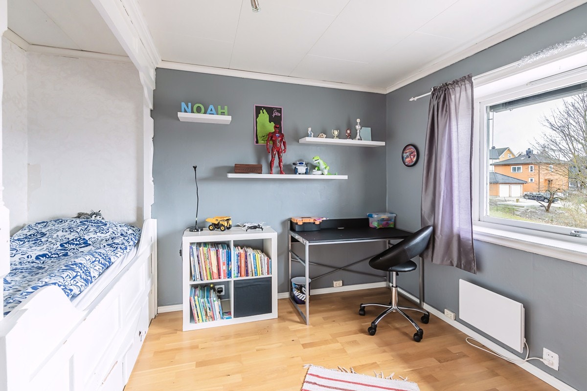 Soverom i 2 etasjen med plassbygget seng. Galleribilde