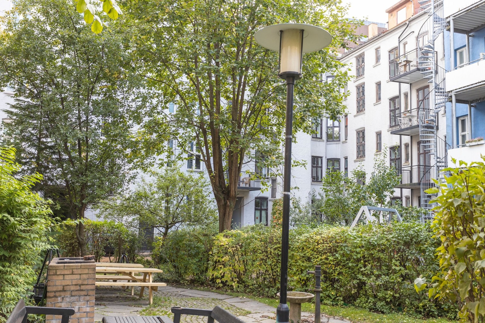 Grønn og frodig, egne oppmurte grillsteder, bordtennisbord og hyggelige naboer. Galleribilde