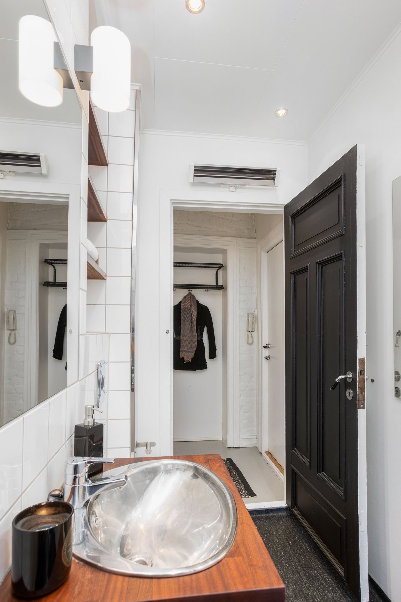 Badet ligger smart plassert ved inngang. God plass til oppbevaring og vaskemaskin. Galleribilde