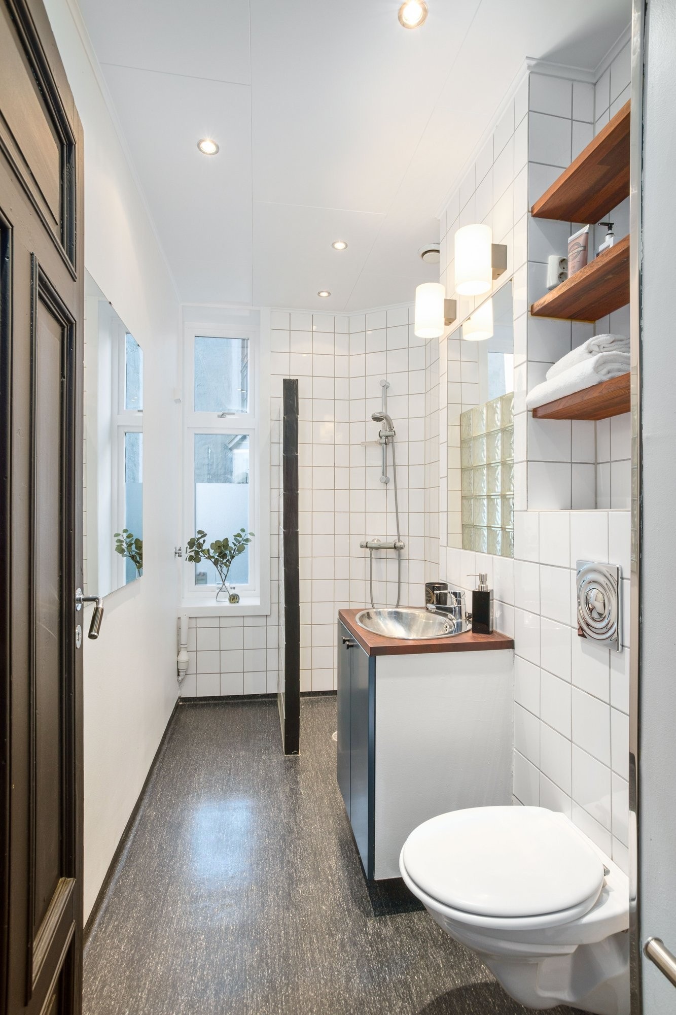 Badet oppleves som lyst og luftig. Downlights i tak og lys over speil. Gulvvarme. Galleribilde